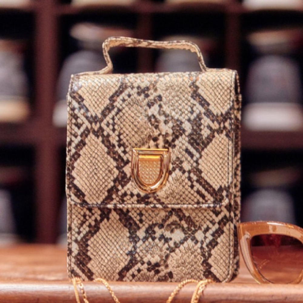 Fashion Nova Selena Crossbody Bag Faux Snake Print - Color Black and White